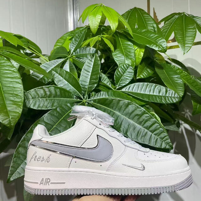 Low-Top Casual Sneakers