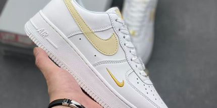 Low-Top Casual Sneakers