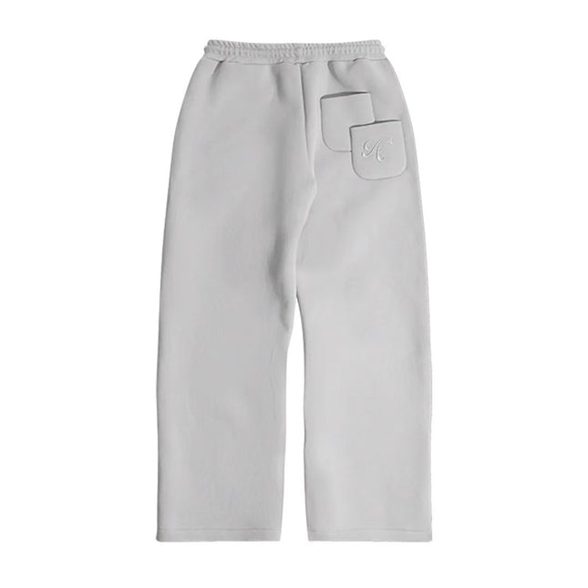 Der Saint Alexander Trainingsanzug ist ein beliebtes Set aus luftigem, flauschigem Kapuzenpullover und trendiger Herrenhose.