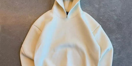 Der Saint Alexander Trainingsanzug ist ein beliebtes Set aus luftigem, flauschigem Kapuzenpullover und trendiger Herrenhose.