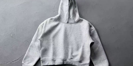 Der Saint Alexander Trainingsanzug ist ein beliebtes Set aus luftigem, flauschigem Kapuzenpullover und trendiger Herrenhose.