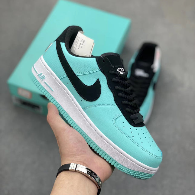 Low-Top Casual Sneakers